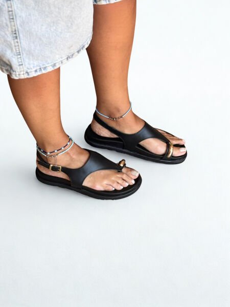 Siyah Deri Tokalı Parmak Arası Kadın Günlük Sandalet