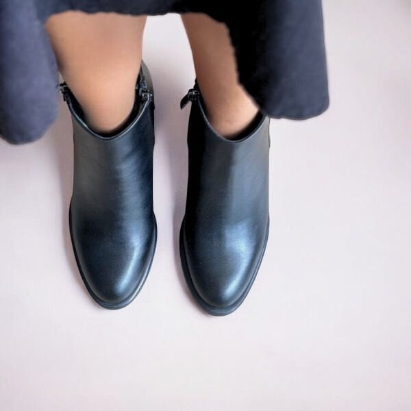 Siyah Deri Kalın Kalın Topuklu Yuvarlak Burunlu Kadın Kısa Bot