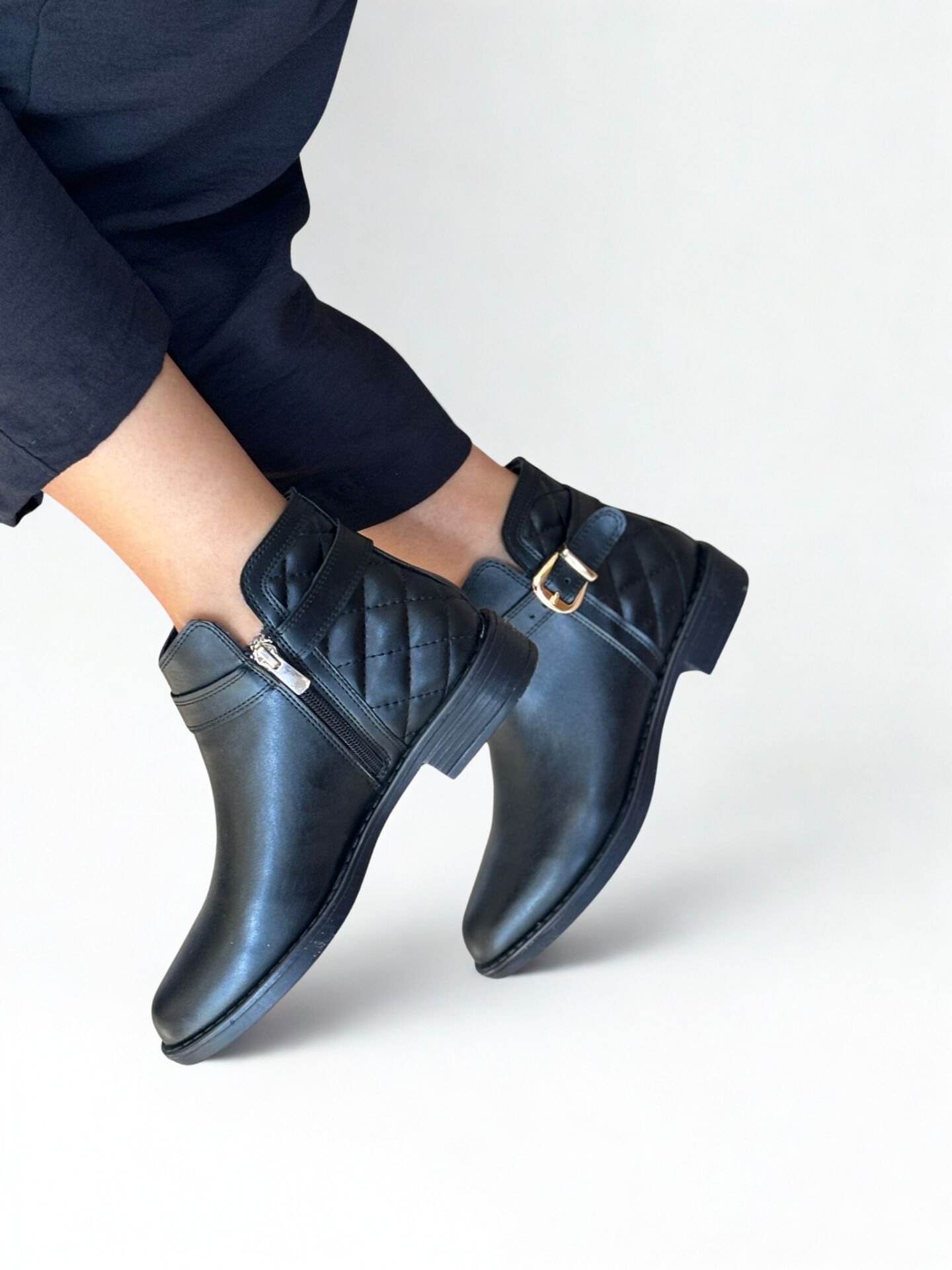 Siyah Deri Kapitoneli İçten Fermuarlı Kadın Bot