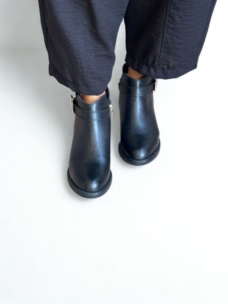 Siyah Deri Kapitoneli İçten Fermuarlı Kadın Bot