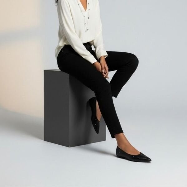 Siyah Deri Çapraz Dikiş Detaylı Pimli Kadın Sivri Burun Babet