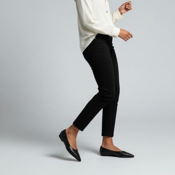 Siyah Deri Çapraz Dikiş Detaylı Pimli Kadın Sivri Burun Babet