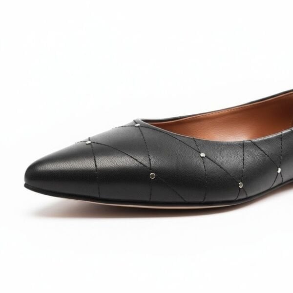 Siyah Deri Çapraz Dikiş Detaylı Pimli Kadın Sivri Burun Babet