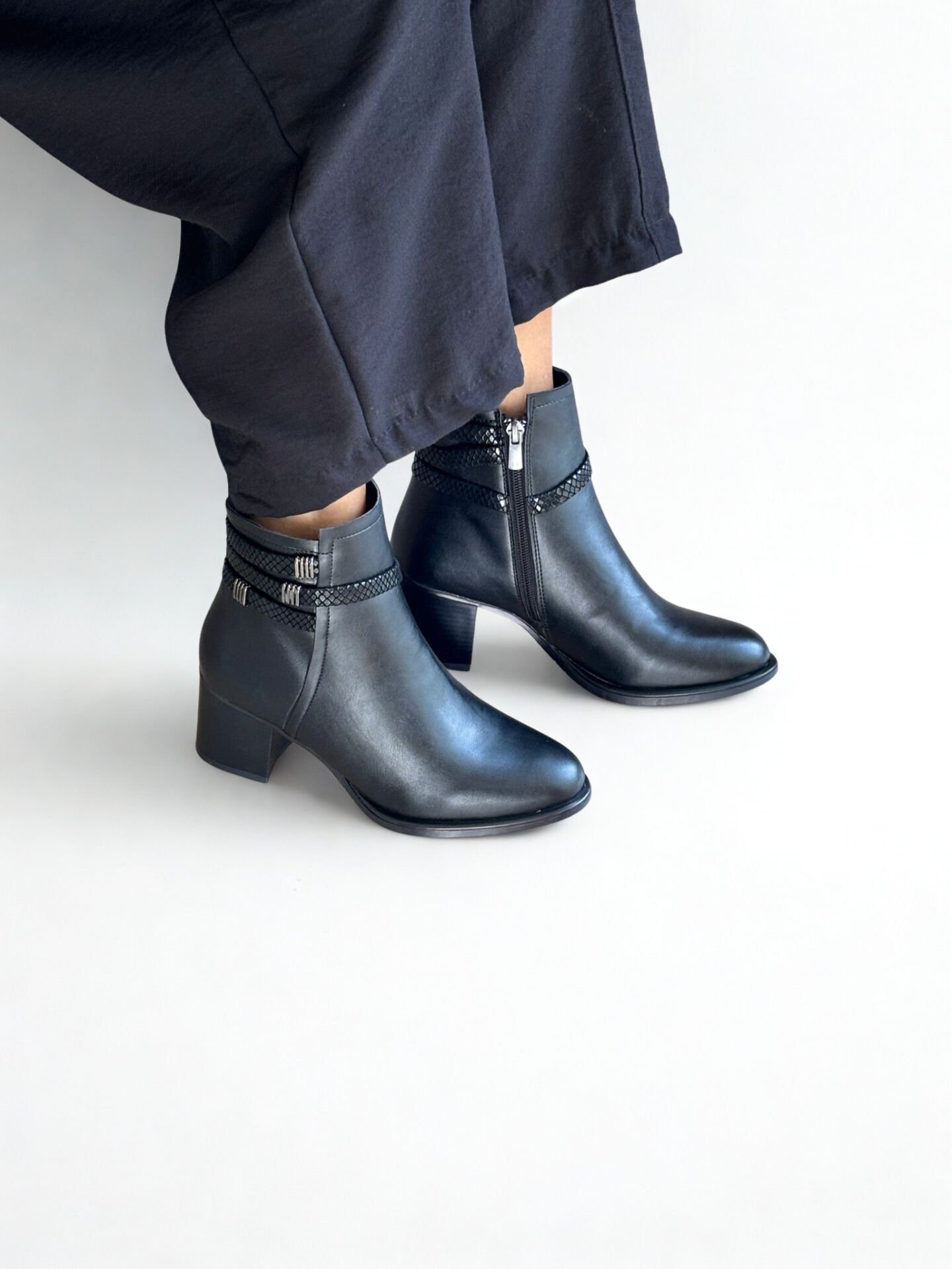 Siyah Deri Yılan Atkı Detaylı İçten Fermuarlı Kadın Kalın Topuklu Bot