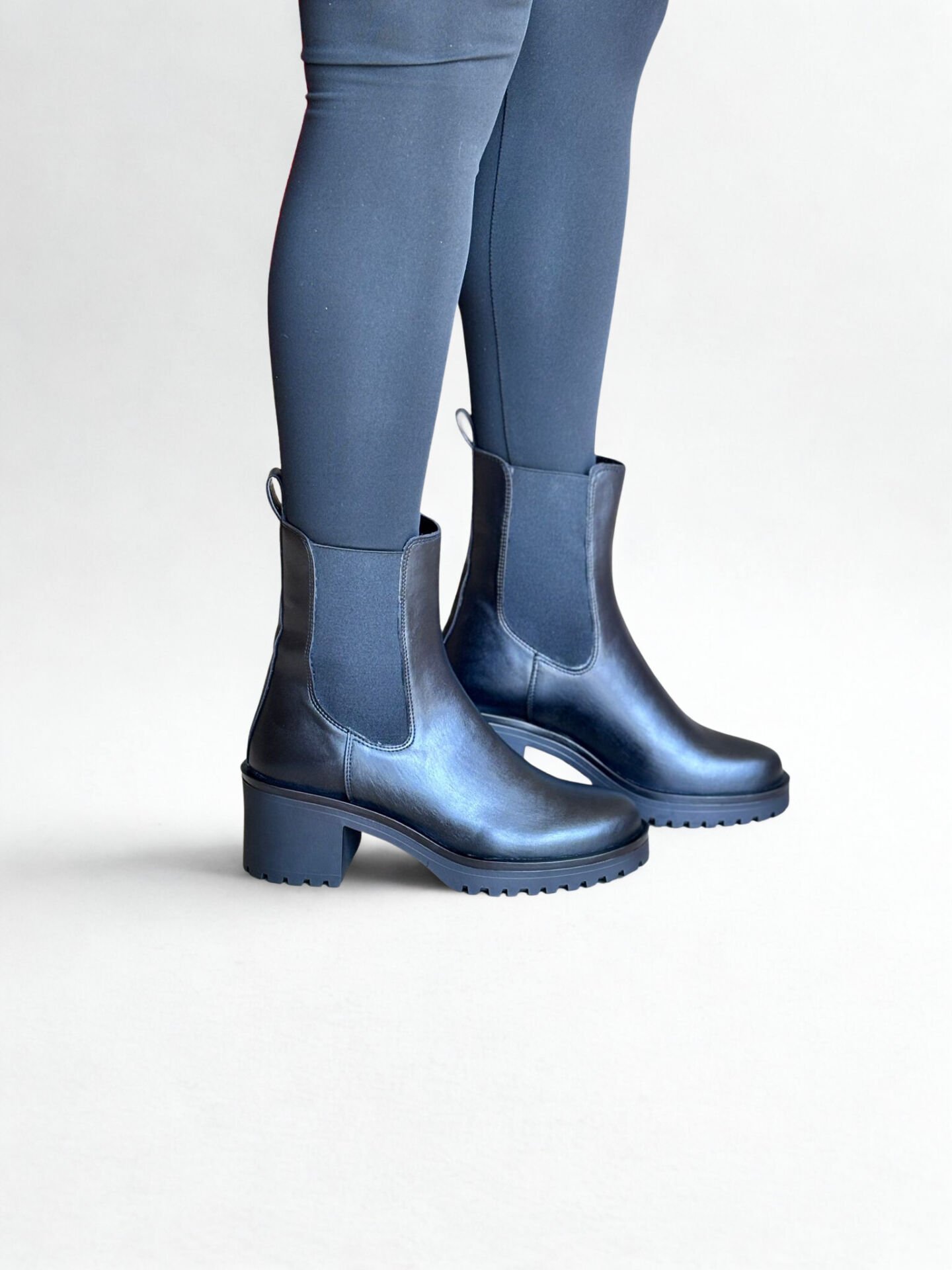 Siyah Deri İki Yandan Lastikli Kadın Kalın Topuklu Chelsea Bot