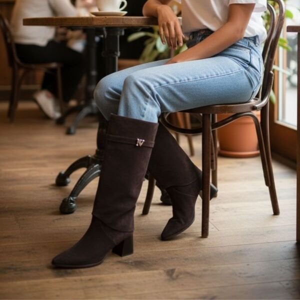 Kahve Süet Hakiki Deri Gold Aksesuarlı Yakalı Kadın Kalın Topuklu Çizme