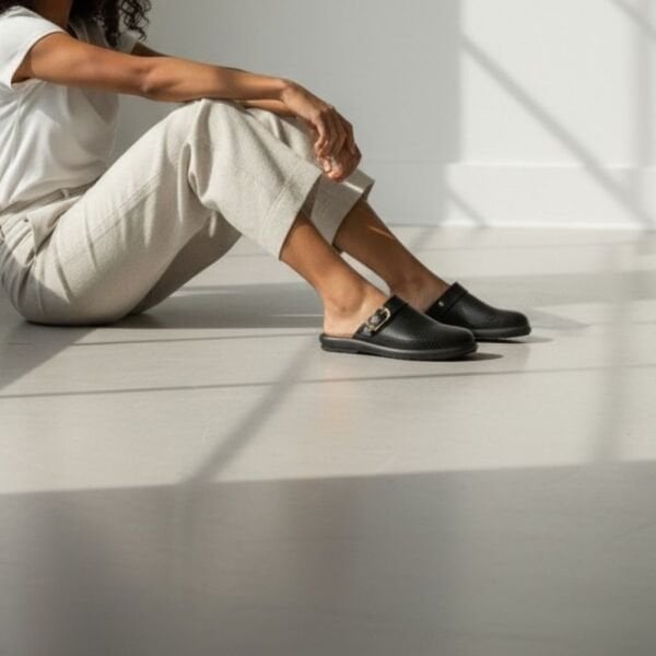 Siyah Hakiki Deri İğne Zamba Detaylı Tokalı Kadın Sabo Terlik